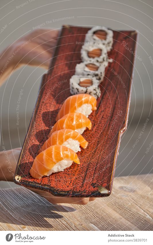 Verschiedene Sushi und Rollen in Platten auf dem Tisch rollen Kulisse sortiert Asiatische Küche Meeresfrüchte Nigiri Kalifornien Restaurant Mahlzeit lecker