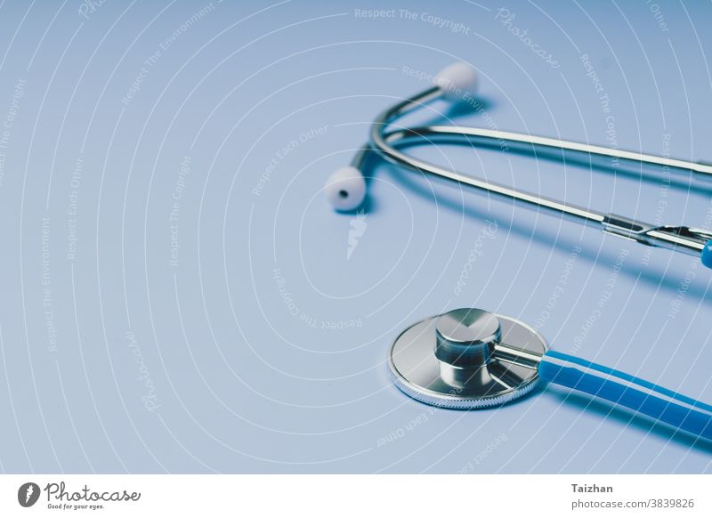 Nahaufnahme des blauen Stethoskops des Arztes zur Kontrolle auf blauem Hintergrund Kardiologie Krankheit Prüfung Gesundheitswesen medizinisch Konzept Gerät