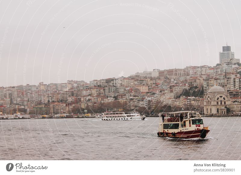 Boote auf dem Bosporus Istanbul Schiffe Türkei Außenaufnahme Stadt Menschenleer diesig bewölkt Hafenstadt Ferien & Urlaub & Reisen Sehenswürdigkeit Städtereise