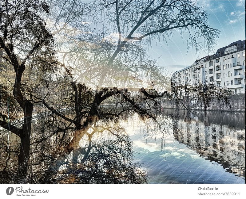Spiegelung von Häusern im Wasser mit Bäumen, Doppelbelichtung Fluss Natur Ufer Spiegelung im Wasser Reflexion & Spiegelung ruhig Himmel