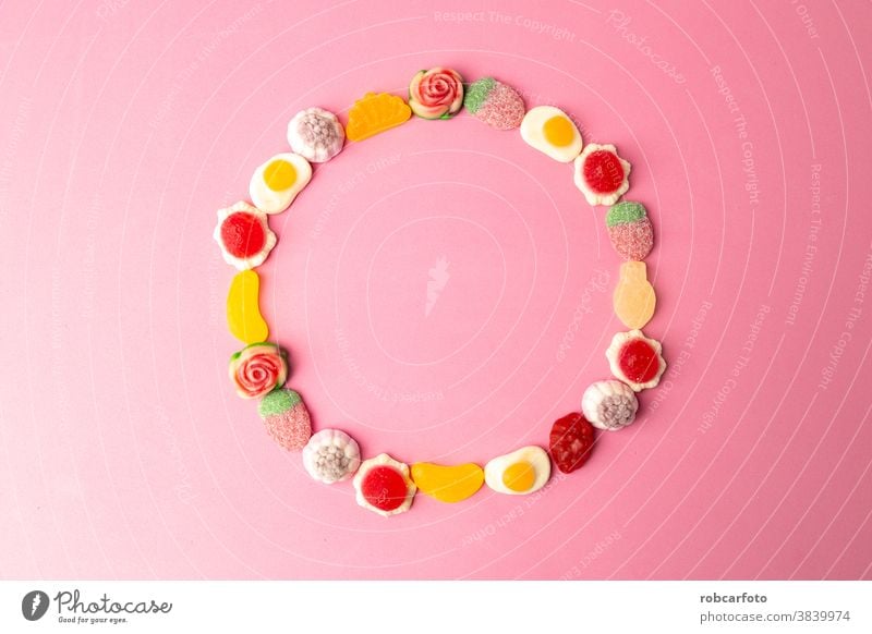 Kandiszucker, Zucker auf rosa Hintergrund Lebensmittel farbenfroh süß Dessert Bonbon Nahaufnahme Konditorei Feiertag hell Farbe orange lecker rot Menschengruppe
