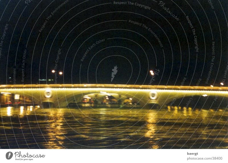 Seine-Brücke in Paris bei Nacht I Hochwasser Wasser