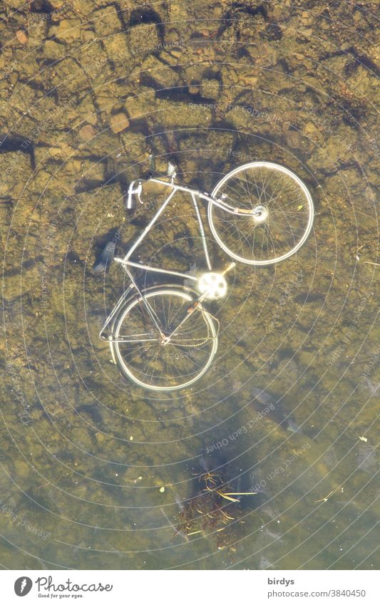 In ein Gewässer geworfenes Fahrrad. Am Grund eines Gewässer liegendes Fahrrad Wasser entsorgt gestohlen Umweltverschmutzung Vandalismus Schrott Fluss Flussgrund