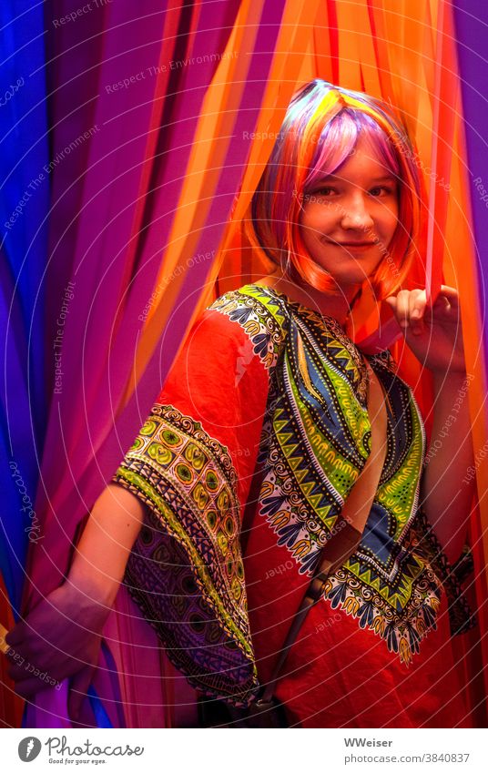 Happy Hippie im Rausch der Farben Mädchen bunt farbenfroh Streifen Bänder Kleid Lächeln hübsch Lifestyle Jugendliche Fröhlichkeit schrill verlockend einladend