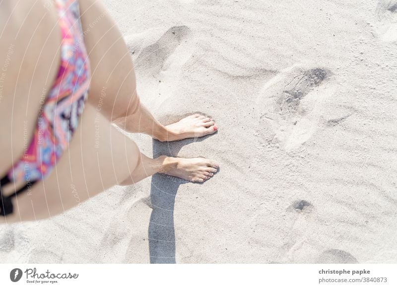 Weibliche Füße im Sand fuesse weiblich Frau Strand Sommer Fuß Beine Barfuß Meer Ferien & Urlaub & Reisen Zehen Erholung Außenaufnahme Mensch Sandstrand Bikini