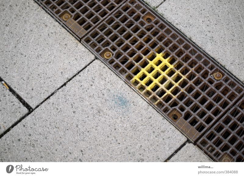 grafisch | tagesmenü Stein Metall eckig Stadt gelb grau diagonal Linie Grafische Darstellung Gitterrost Geometrie Fußweg Steinplatten Entwässerungsrinne