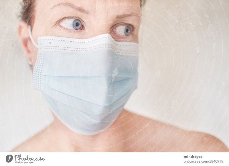 Ängstlich mit Maske Corona Selbstportrait verwundbar ängstlich skepsis hell unsicher verletzlich Pandemie Mundschutz Virus Infektionsgefahr Coronavirus Schutz