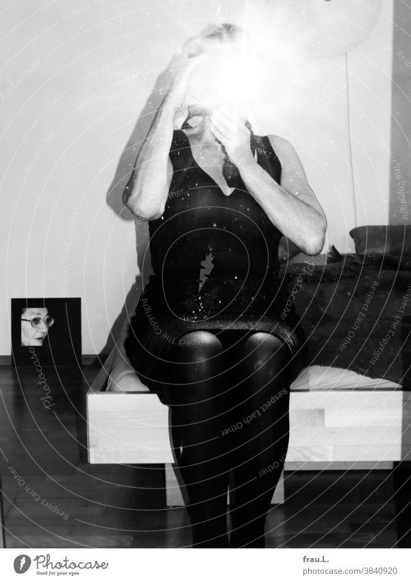 Seniorin schießt Blitzlichtselfie im Spiegel – ihre Mutter schaut zu. Hände Arme Body Selfie Blitzlichtaufnahme Rock Spiegelbild Frau Kamera Bett Fotografie