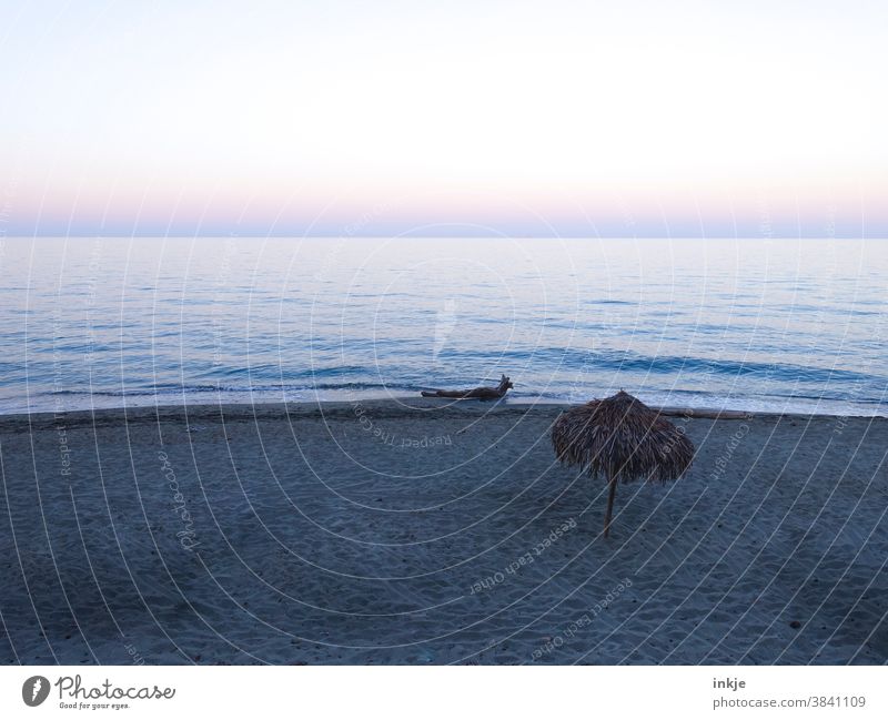 Abends am Mittelmeer zur Nebensaison Farbfoto Außenaufnahme Menschenleer Abenddämmerung Meer Dämmerung Horizont Stille Stimmung Blau lila Sonnenuntergang