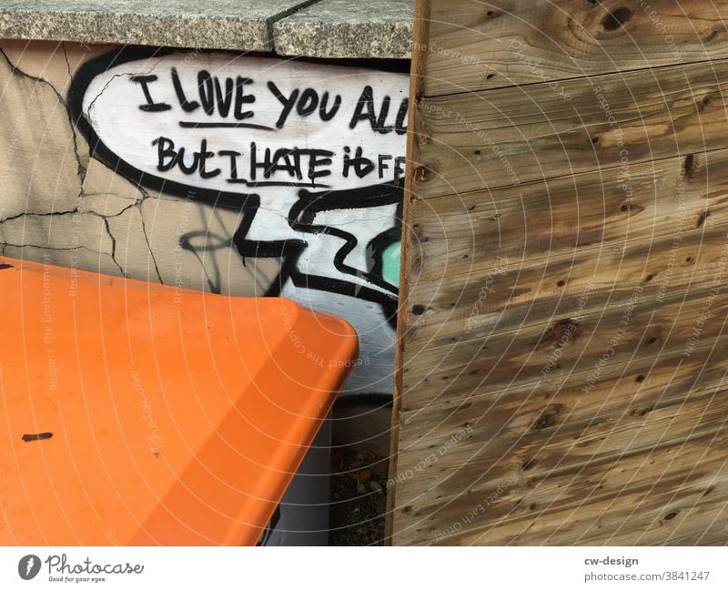 I LOVE YOU ALL Liebe Graffiti Hass Holzwand Außenaufnahme Farbfoto Menschenleer Schriftzeichen Mauer Tag Wand Gefühle Verliebtheit Zeichen Herz