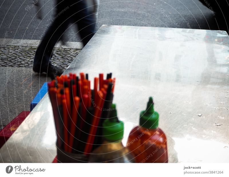 asiatische Kultur mitten in der spiegelnden Stadt Tisch Restaurant Reflexion & Spiegelung Passant Beine Tischplatte Essstäbchen Kunststoffflasche Unschärfe