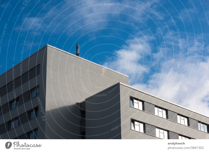 Eine Antenne auf einem minimalistischen grauen Gebäude 4G 5g Architektur Business Zement Großstadt wirtschaftlich Mitteilung Beton Anschluss Textfreiraum Design