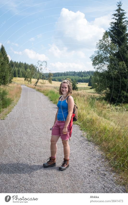 Junge Frau mit Wanderschuhen steht auf einem Weg im Mittelgebirge Sommer wandern Schönes Wetter trocken grün blau Natur Ausflug Ferien & Urlaub & Reisen