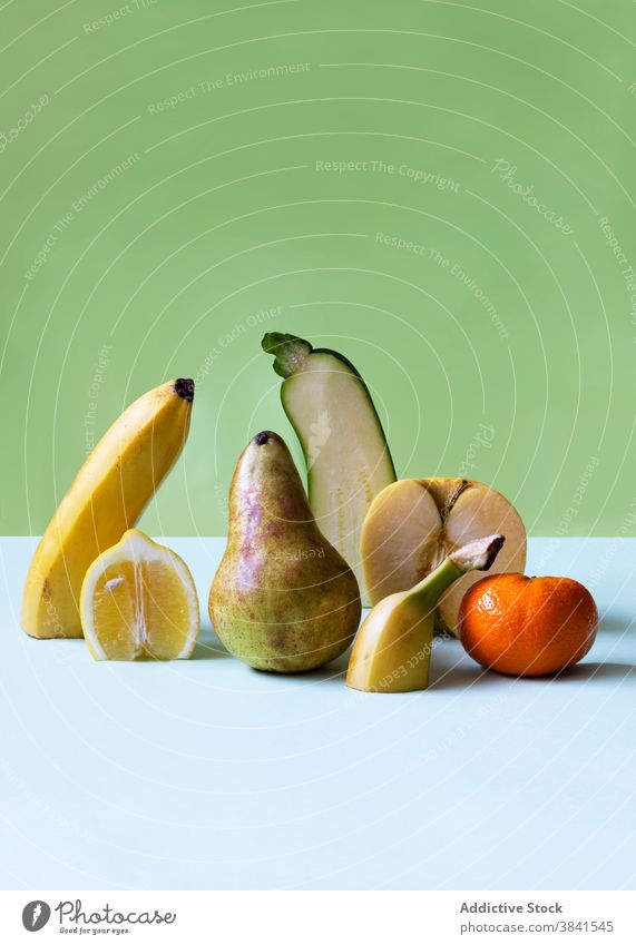 Geschnittene Früchte auf dem Tisch im Studio geschnitten Frucht Hälfte anormal anders Konzept einzigartig Gesundheit frisch verschiedene Zusammensetzung Ordnung