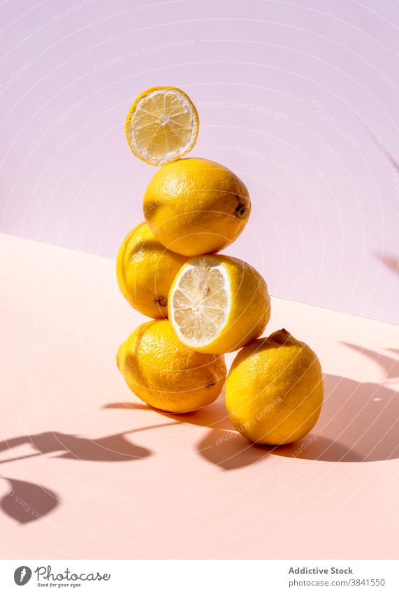 Stapel von Zitronen im Studio angeordnet kreativ Zusammensetzung Kunst frisch sauer Haufen Gleichgewicht Pyramiden Form natürlich Gesundheit organisch gelb