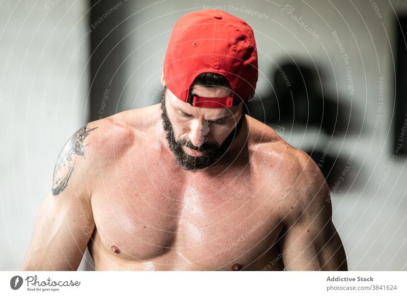 Starker Sportler mit nacktem Oberkörper im Fitnessstudio nackter Torso stark muskulös Mann Bestimmen Sie Pause Training männlich ohne Hemd Athlet Gesundheit