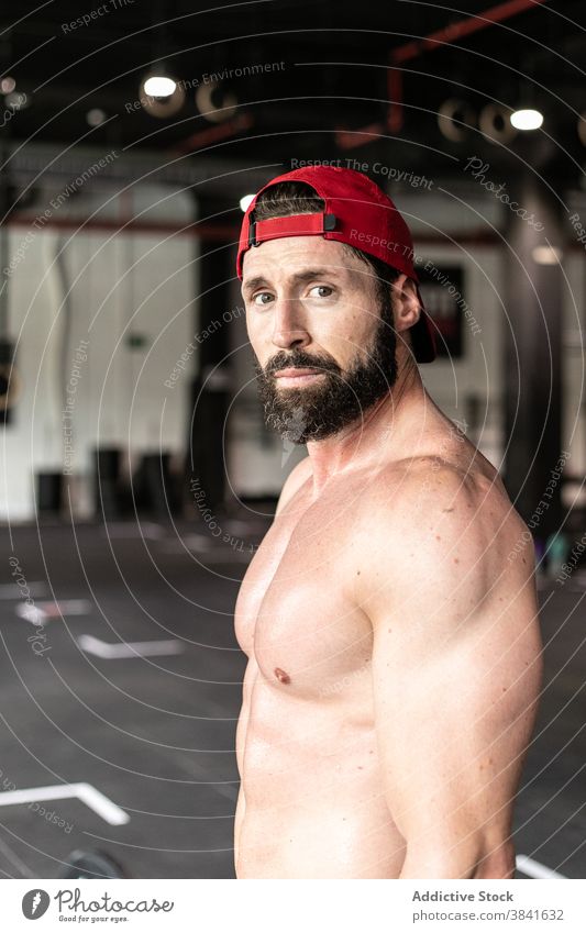 Starker Sportler mit nacktem Oberkörper im Fitnessstudio nackter Torso stark muskulös Mann Bestimmen Sie Pause Training männlich ohne Hemd Athlet Gesundheit