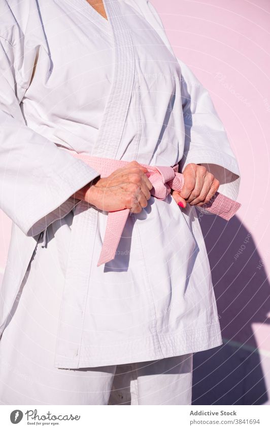 Anonyme Karatefrau, die den Krebs besiegt hat Frau kämpferisch Kunst Sport Kampagne Erkenntnis Gesundheit Kämpfer rosa selbstbewusst Krankheit Vergebung stark