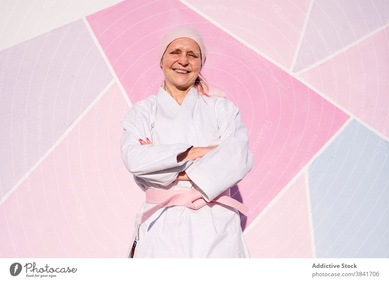 Karatefrau, die den Krebs besiegt hat Frau kämpferisch Kunst Sport Kampagne Erkenntnis Gesundheit Kämpfer rosa Foulard selbstbewusst Krankheit Vergebung stark