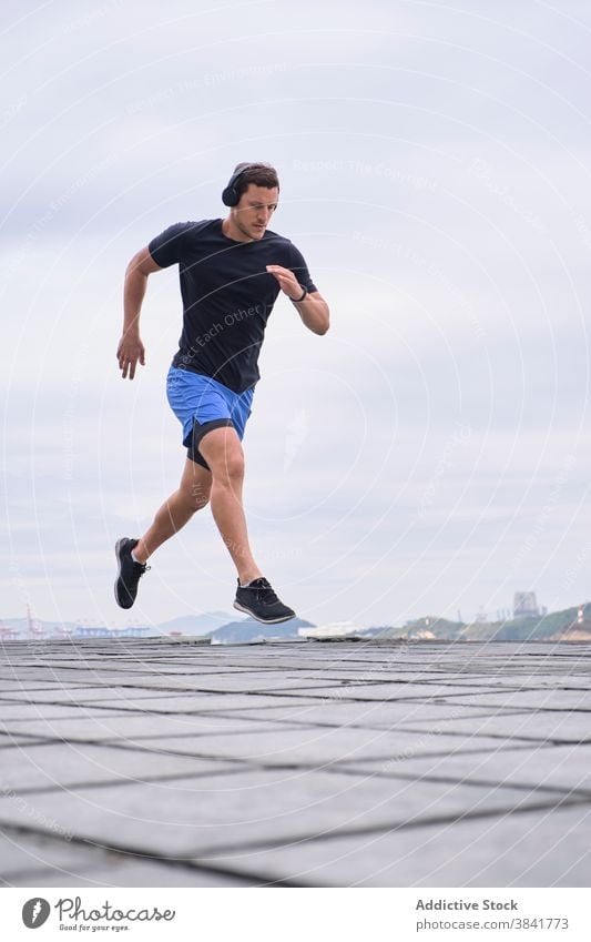 Sportlicher Mann springt beim Training in der Stadt springen Sportler Läufer Großstadt aktiv Bestimmen Sie dynamisch männlich Herz wolkig Gesundheit Energie