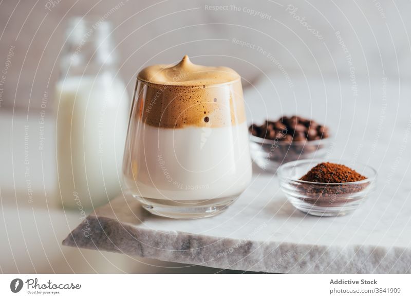 Glas leckerer Dalgona-Kaffee auf dem Tisch dalgona Getränk Tradition sofort Bohne kalt Erfrischung trinken Aroma aromatisch Geschmack Energie brauen