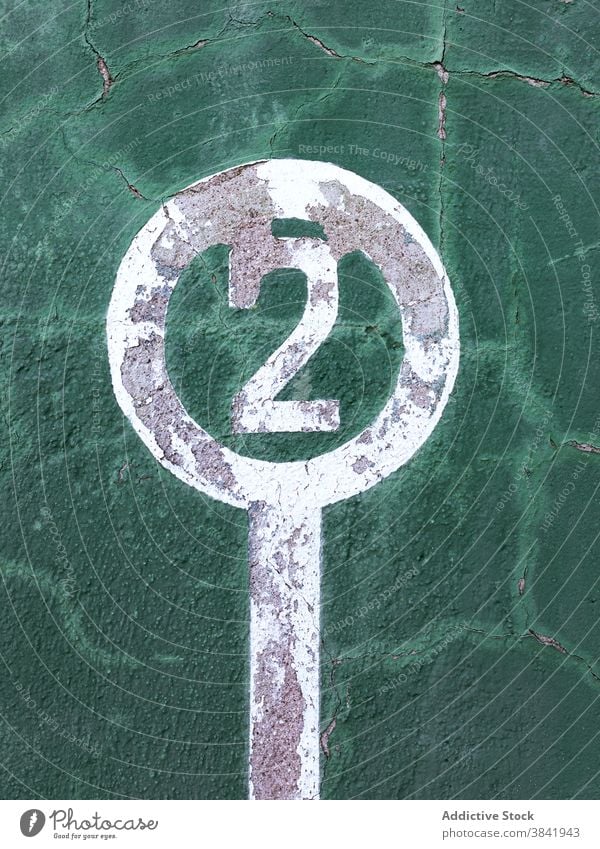Shabby Wand mit gemalter Nummer zwei Gewinner Führer Konzept schäbig Farbe kreativ 2 Sieg Tor Symbol grün Zeichen Oberfläche verwittert Grunge gewinnen Erfolg