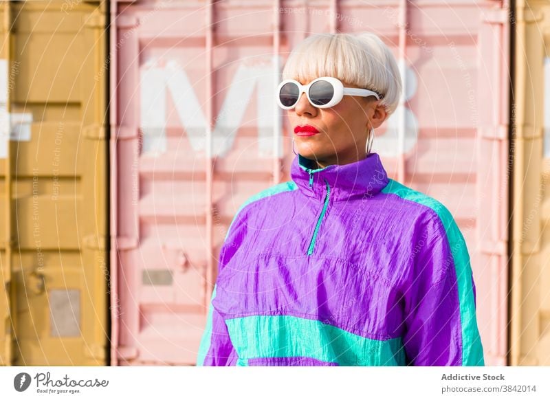 Stilvolle Frau mit Sonnenbrille in der Stadt Streetstyle trendy Generation tausendjährig jung lebhaft farbenfroh Individualität Outfit cool selbstbewusst