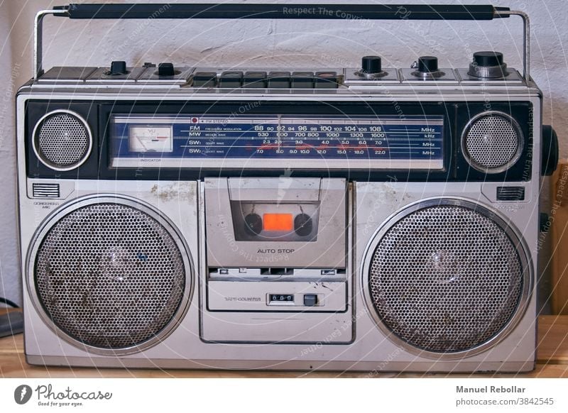 Foto eines alten Radios Klang Musik altehrwürdig retro Stil Ausstrahlung Objekt Antiquität Redner Nostalgie klassisch Technik & Technologie Musical winken Audio