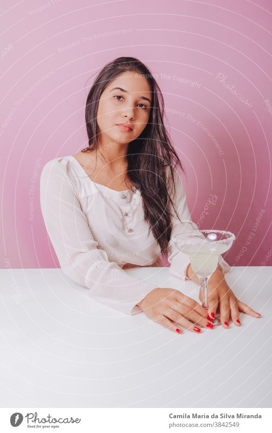 Junge Frau mit Margarita-Getränk Hintergrund schön Brasilianer lecker trinken Mode Mädchen Lifestyle Party Porträt sich[Akk] entspannen Lächeln Atelier Frauen