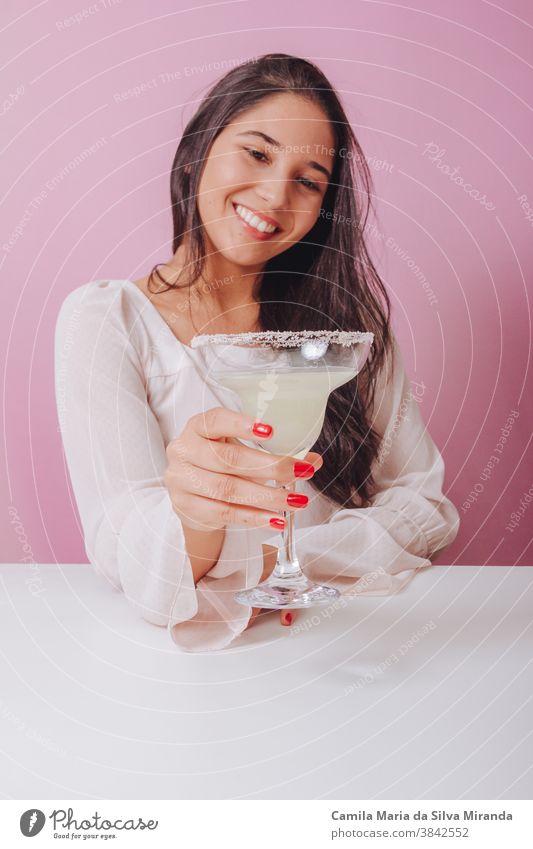 Junge Frau mit Margarita-Getränk Hintergrund schön Brasilianer lecker trinken Mode Mädchen Lifestyle Party Porträt sich[Akk] entspannen Lächeln Atelier Frauen