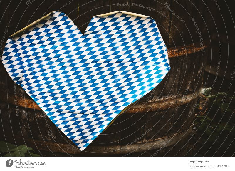 Oktoberfest Herz auf einem Fass herzförmig Liebe Zeichen Verliebtheit Romantik Feiern Feste & Feiern Menschenleer Gefühle Bayern blau weiß Treue Freundschaft