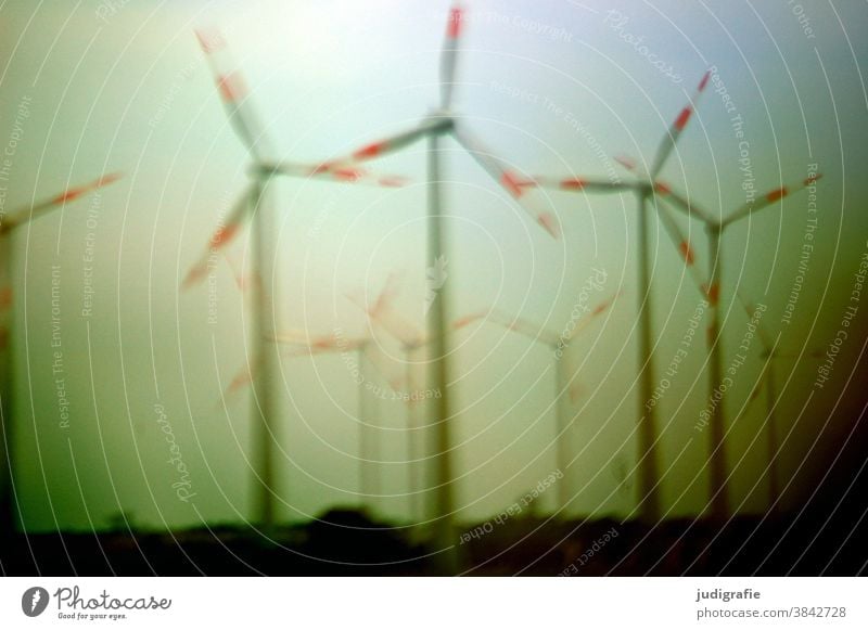 Windräder neben der Autobahn windräder Windrad Energie Energiewirtschaft Erneuerbare Energie Farbfoto Außenaufnahme Windkraftanlage Elektrizität