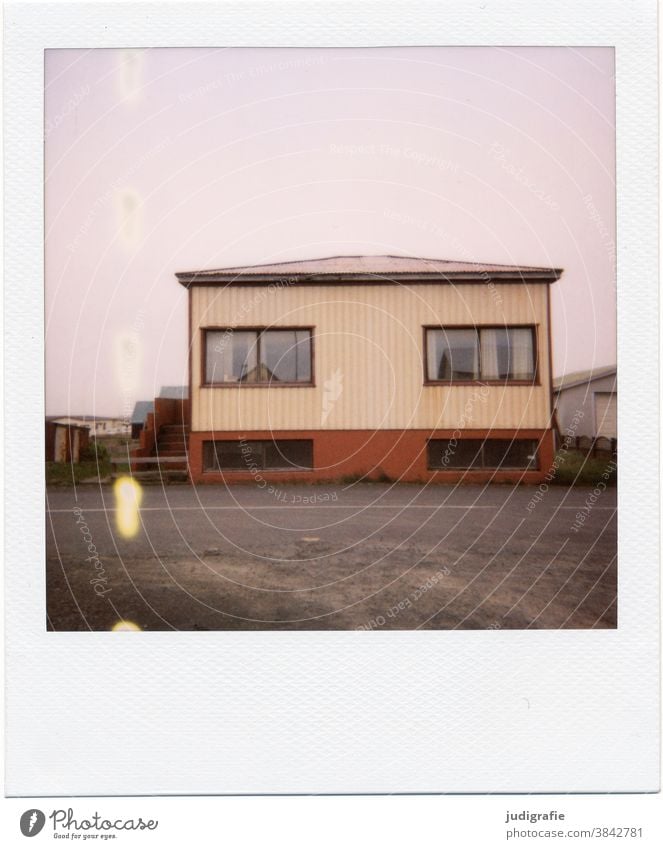 Isländisches Haus auf Polaroid Hütte Island wohnen Fenster Wiese Außenaufnahme Gebäude Einsamkeit Häusliches Leben Farbfoto Menschenleer
