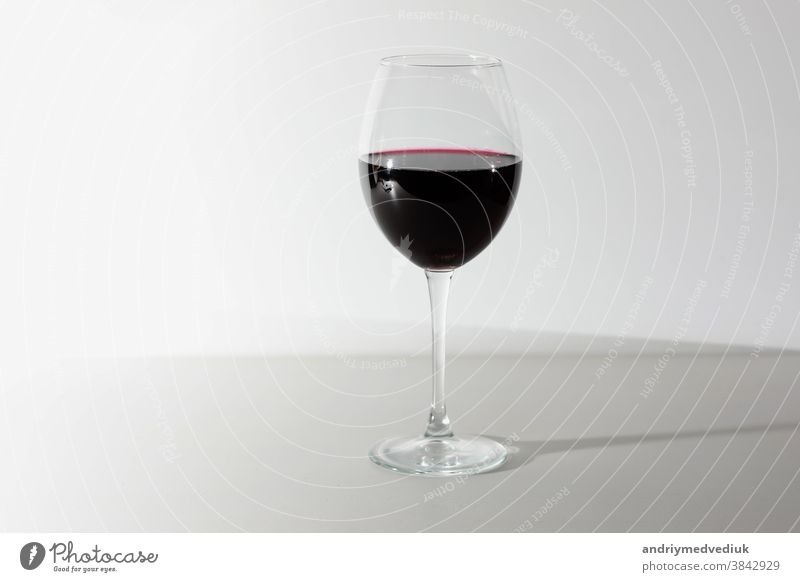 Glas Rotwein, isoliert auf weißem Hintergrund. Ein Glas Rotwein. Platz zum Kopieren. Wein rot vereinzelt trinken Alkohol Feier Weinglas Merlot Cabernet