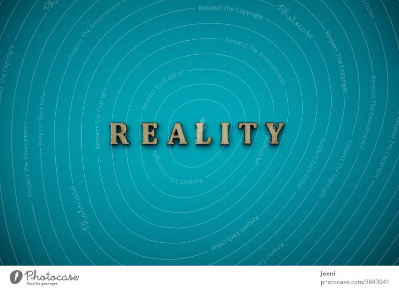 REALITY - Realität reality wirklich Wirklichkeit Tatsache türkis Buchstaben Schriftzeichen Wort Corona-Virus Krankheit Pandemie Coronavirus COVID blau einfarbig