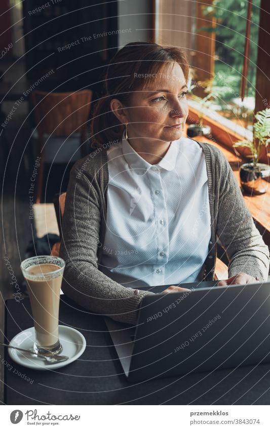 Geschäftsfrau, die aus der Ferne an ihrem Laptop arbeitet und ihre Arbeit in einem Café erledigt Business Kaukasier Computer Anschluss Schreibtisch Unternehmer