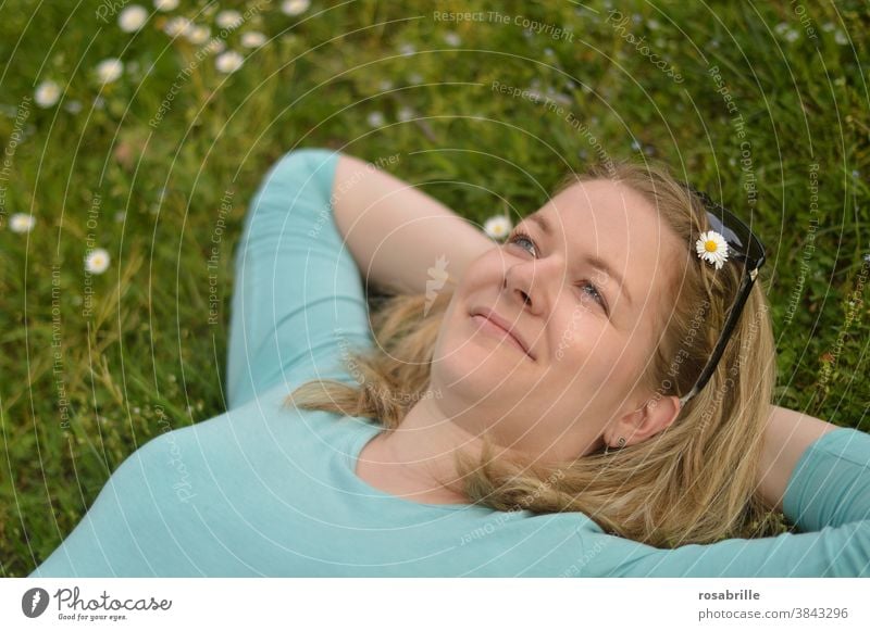 junge blonde Frau in Gedanken | weit weg Wiese liegen relaxen genießen entspannen Erholung lächeln hübsch türkis hellblau nachdenken Sommer Urlaub Freizeit