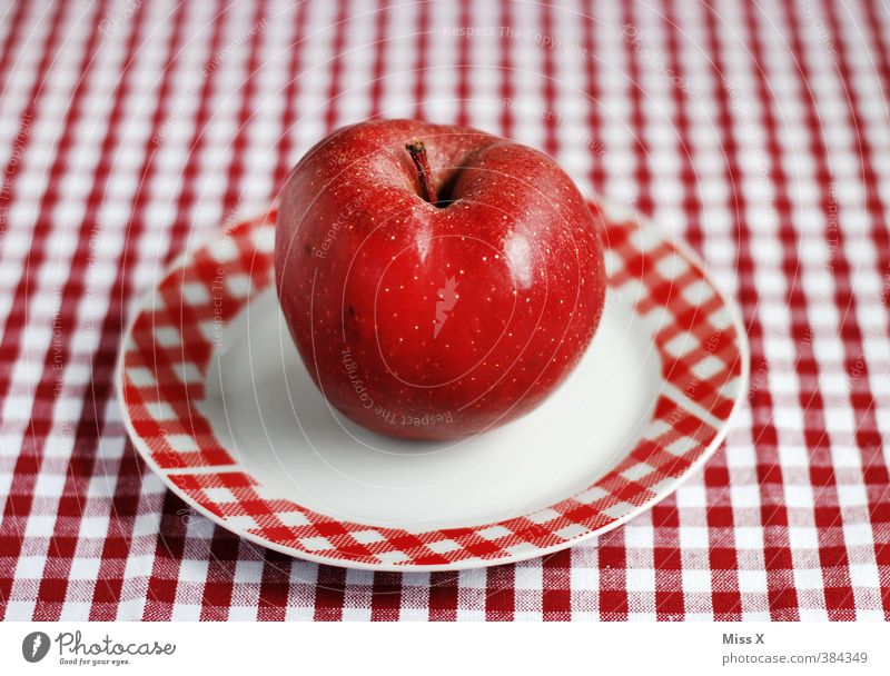 Karo Lebensmittel Frucht Apfel Ernährung Bioprodukte Teller lecker süß rot Moiré-Effekt kariert Muster roter Apfel rot-weiß Farbfoto Nahaufnahme Menschenleer