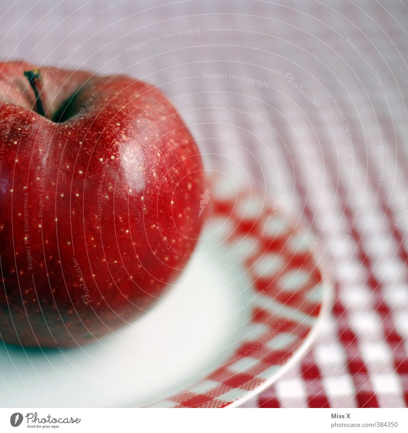 kleinkariert Lebensmittel Apfel Ernährung Bioprodukte Vegetarische Ernährung Diät Teller saftig süß rot weiß rot-weiß Tischwäsche Farbfoto mehrfarbig