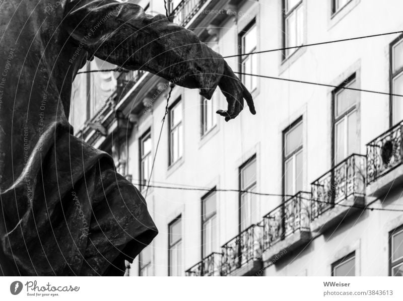 Dramatische Geste einer Statue inmitten von Lissabon Hand Fassade Häuser deuten Finger Schwung beschwingt dramatisch zeigen Saum Falten Kabel Straßenbahn