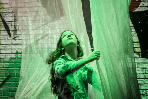 Inmitten von Mauern und Kunststoff... träumt sie von einer grünen Welt Mädchen junge Frau Teenager verspielt tanzen Ziegelstein Licht Vorhang Stoff Gardine