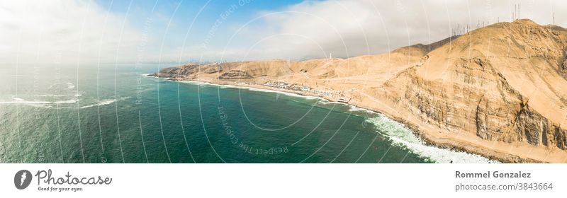 Luftaufnahme von La Herradura, Chorrillos - Peru. Panoramablick. Drohnenansicht Seeküste Insel Uferlinie Boote Ballungsraum Lima Pazifik Meeresufer Steine hafen