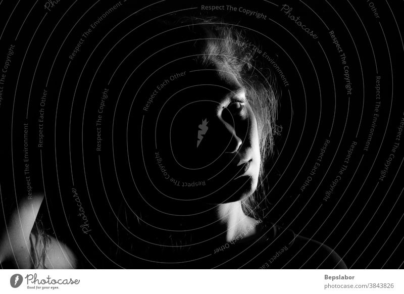 Schwarz-Weiß-Porträt eines italienischen Mädchens auf schwarzem Hintergrund dramatisch Spannung schön sinnlich dunkel Traurigkeit beleuchtet obskur