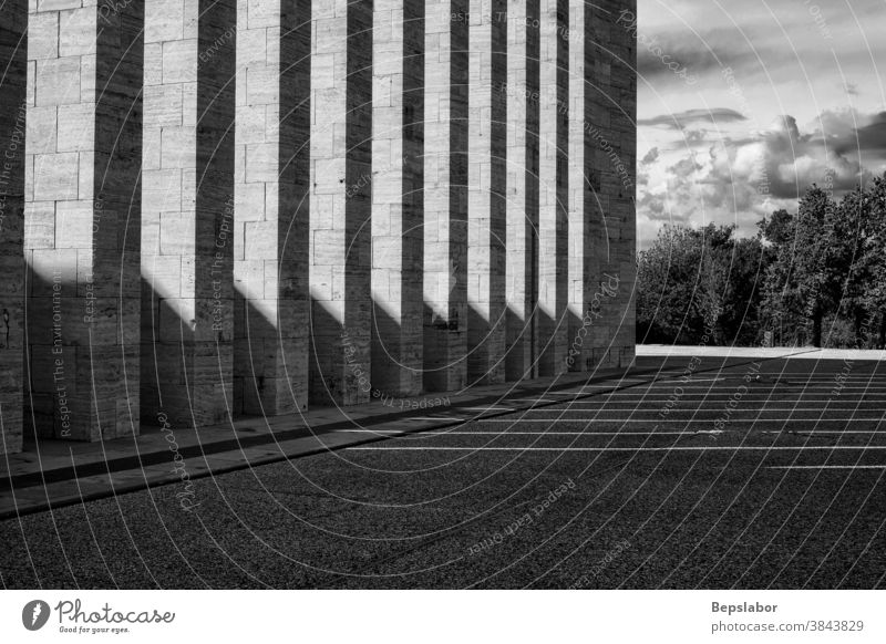 Schwarz-Weiß-Ansicht der Säulen, Italien Architektur Schatten Murmel Schrein Denkmal Spalten Kolonnade schwarz auf weiß Quadrat architektonisch