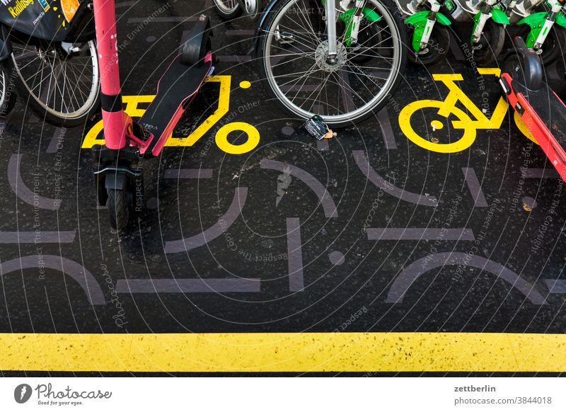 Parkplatz zur Verkehrswende abbiegen abgestellt abstellplatz asphalt bürgersteig e-roller ecke fahrbahnmarkierung fahren fahrrad fahrradweg fortbewegung hinweis