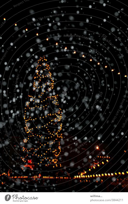 Lichterbaum auf dem Weihnachtsmarkt und Flockenwirbel Weihnachtsbaum Weihnachten Tanne geschmückt Beleuchtung Lichterketten Schneeflocken Weihnachten & Advent
