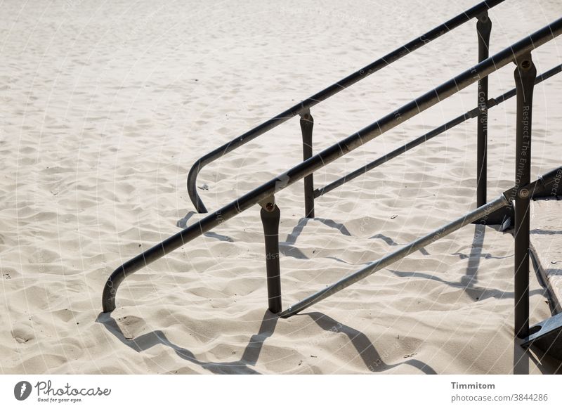 Ostseesand und ein Geländer Sand Treppe Licht Schatten Menschenleer Metall