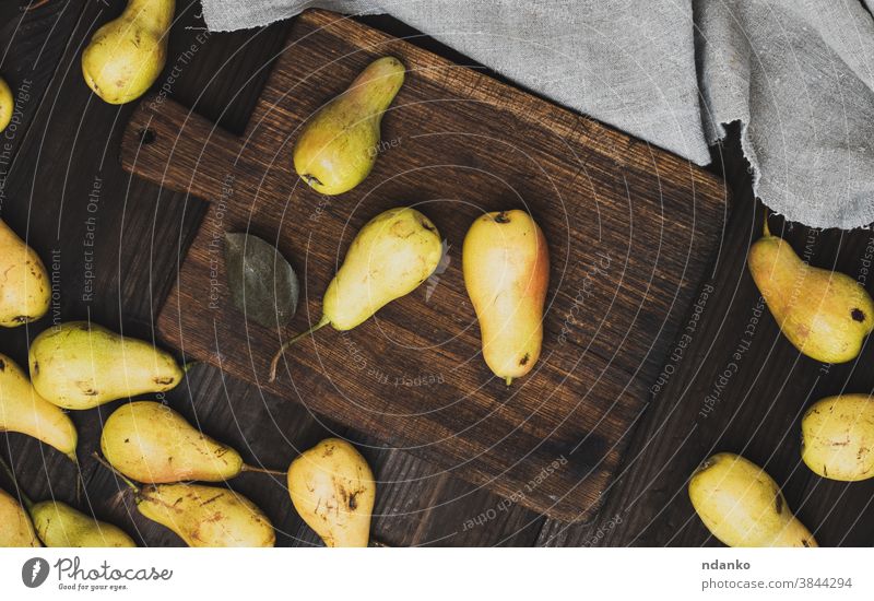 reife gelbe Birnen auf braunem Holzschneidebrett roh rustikal Saison süß Tisch geschmackvoll Vegetarier altehrwürdig Vitamin hölzern oben Ackerbau Herbst