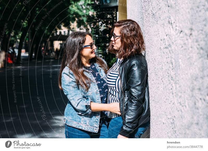 Frauenpaar, das sich auf der Straße umarmt lesbisch Paar Liebe Homosexualität im Freien Freundin Glück umarmend Lifestyle anhänglich Romantik