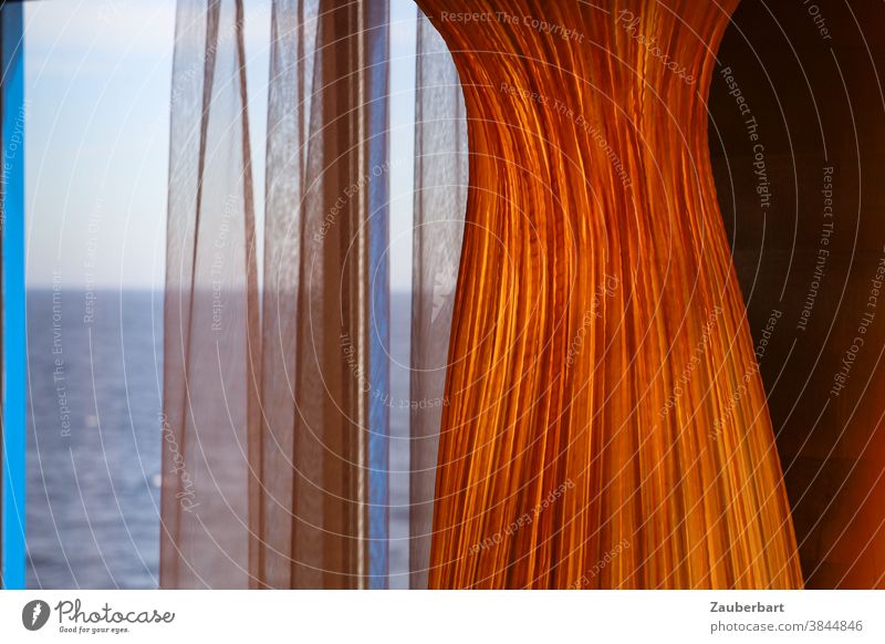 Blick auf das Meer durch Vorhänge orange Fenster Vorhang Schwung Falten blau Reise Sehnsucht Ausblick Ferien & Urlaub & Reisen Gardine Schiff Schiffsreise